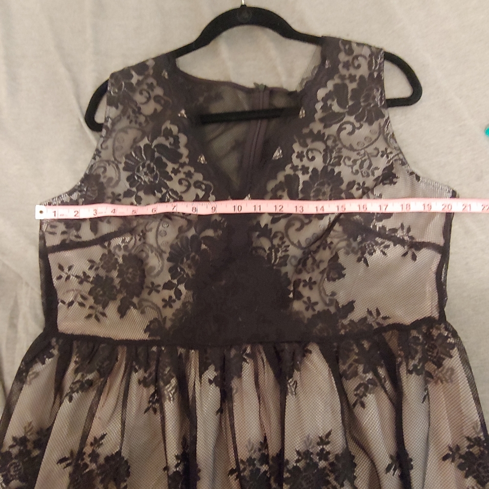 Beautiful lace dress - Picture 4 of 6